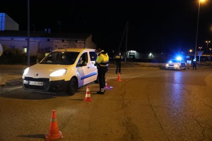 Imagen de controles de los Mossos d’Esquadra en Lleida por el confinamiento nocturno.