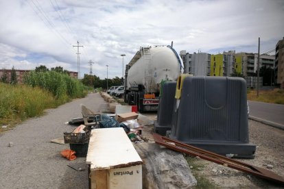 Denuncian los reiterados vertidos de residuos en el Camí de la Mariola