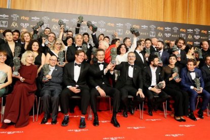 Foto de família dels premiats, entre els quals es troben els set de la cinta ‘El reino’, mentre que ‘Campeones’ va aconseguir el de millor pel·lícula.