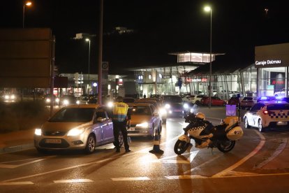 Imagen de un control de la Guardia Urbana el pasado fin de semana en Lleida.