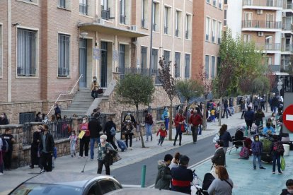 Alumnos y padres ayer a la salida del colegio Episcopal.