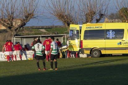 Una ambulancia tuvo que trasladar al visitante Closa a un centro médico tras lesionarse de la rodilla.