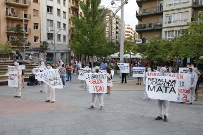 En defensa de la sanitat pública - Desenes de persones es van concentrar ahir a Lleida i diverses localitats (vegeu més informació a la pàgina 7) per revindicar una “sanitat 100% pública lliure del negoci després que la pandèmia hagi demos ...