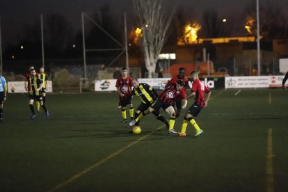 Un jugador del Pardinyes intenta controlar el balón ante cuatro miembros del Golmés.