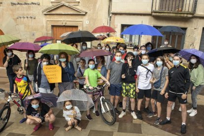 Els veïns de Torà que ahir es van concentrar per protestar contra la decisió de no obrir les piscines.