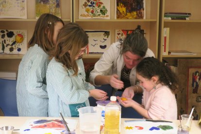 Els petits participants van posar molt interès a descobrir els secrets de la tècnica artística.