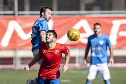 Un jugador del Alcarràs lucha en el aire por el control del balón.