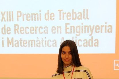 Ester Gil con el diploma otorgado por la Pompeu Fabra.