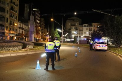 Imagen de archivo de un control de la Guardia Urbana en la rotonda de la plaza Ricard Viñes. 