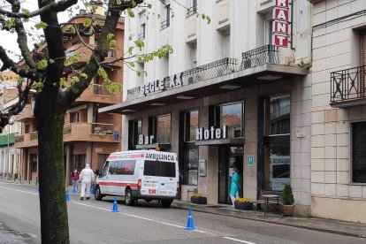 El moment en què es van traslladar els primers pacients de l’Hospital Comarcal a l’Hotel Segle XX de Tremp.