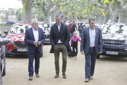 Joan Fontserè, en el medio, inauguró el certamen de Les Borges. 