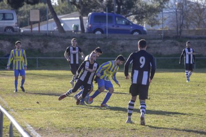 La primera part del partit va ser més interrompuda pel fort vent. 