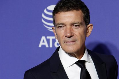 Banderas recibió el premio de manos de la actriz Salma Hayek.