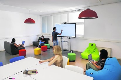 Un grupo de estudiantes en la nueva aula que ha habilitado la UdL en la facultad de Educación