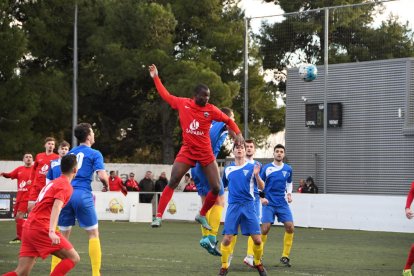 Un jugador de l’Alpicat remata per sobre de diversos defensors del Torrefarrera. 