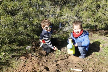 Familias leridanas hacen una plantada de árboles en el Turó de Gardeny