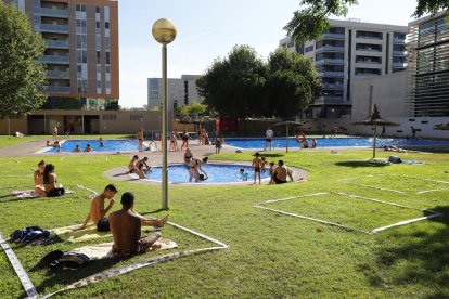 Imatge de les piscines de Cappont ahir a la tarda amb separadors a terra que garanteixen els dos metres de distància de seguretat.