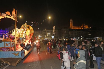 La cavalcada de Lleida, al seu pas pel pont Vell l’any passat, que aquest any no creuarà.