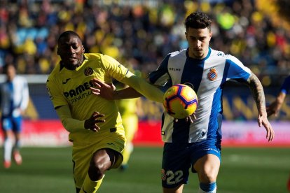 Karl Brillat Toko Ekambi i Mario Hermoso, defensa de l’Espanyol, disputen una pilota.