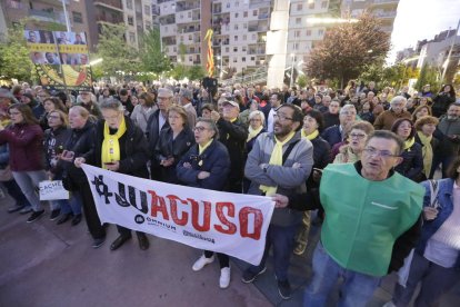 Lleida - Centenars de persones a la plaça Ricard Viñes de la capital van protestar contra la resolució de la Junta Electoral i van advocar per defensar el dret de Puigdemont, Comín i Ponsatí de presentar-se a les eleccions europees del 26-M.