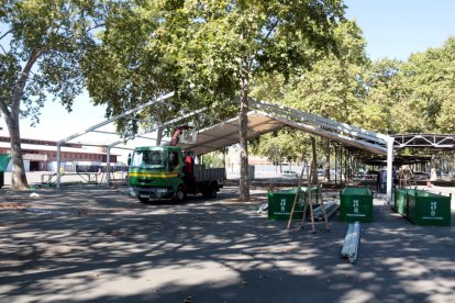 La carpa que la Paeria habilitó para acoger a temporeros y sin techo durante el día, desmontada. 