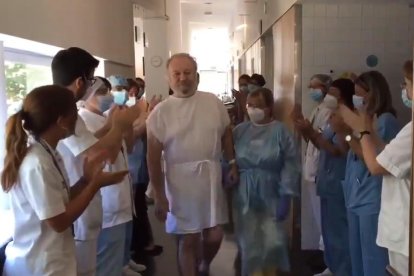 Aplausos de los sanitarios para despedir a Isidro.