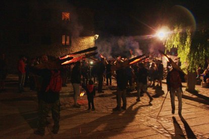 Edició de l’any passat de la baixada de falles a Isil.