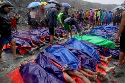 Al menos 126 los muertos por un deslizamiento de tierras en Birmania