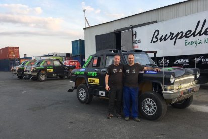 Els lleidatans Enric Martí i Jordi Esteve, al costat d’un dels vehicles a què donaran assistència.