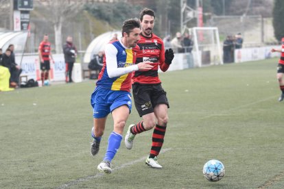 El lleidatà Fede Bessone, de l’Andorra, es disposa a centrar la pilota, ahir al Municipal d’Almacelles.