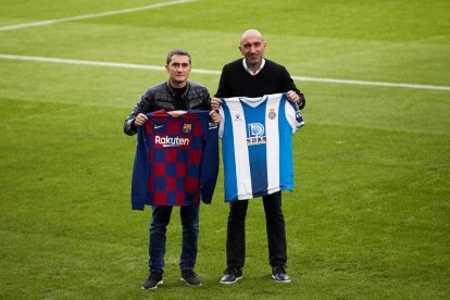 Valverde i Abelardo es van fer ahir la foto tradicional amb les samarretes dels seus equips.