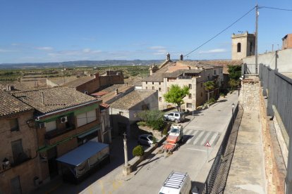 Vista d'Arbeca, amb l'església de Sant Jaume al fons.