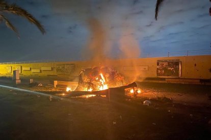 Imatge del vehicle incendiat en el qual viatjava Soleimani després de l’atac amb drons dels EUA.