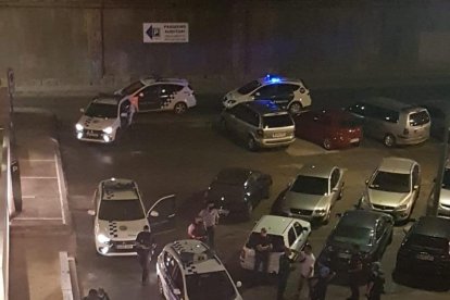 Cinc patrulles de la Guàrdia Urbana es van desplaçar dimecres a la nit a la zona.