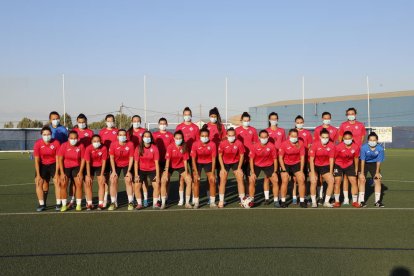 La plantilla del AEM, ayer antes de comenzar su primer entrenamiento en las instalaciones del Municipal Recasens.