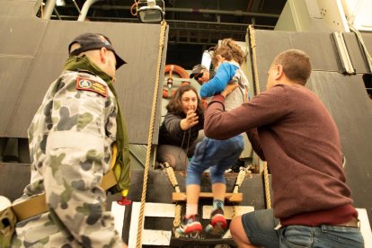 Tasques d’evacuació de persones atrapades en una platja del sud-est d’Austràlia, ahir.