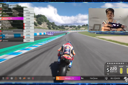 Àlex Màrquez, concentrado mientras pilota su moto durante el Gran Premio virtual.