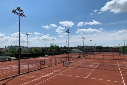 Imatge de pistes de tenis buides al Club Tennis Urgell.