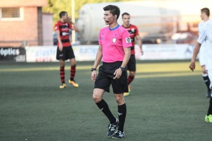 Joan Masip Vidal, en foto de archivo, dirigiendo un partido de la Copa Lleida en Almacelles.