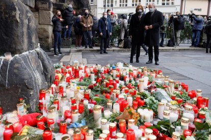 Velas y flores en recuerdo a las víctimas del atropello deliberado.