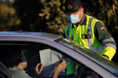 La Guardia Civil pide la justificación de salida a un viajero.