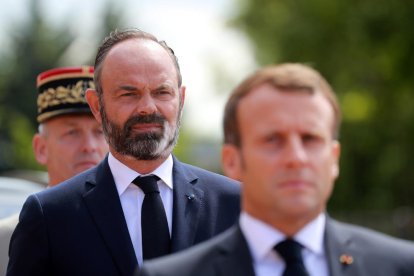 El primer ministro francés, Édouard Philippe (detrás), y el presidente del país, Emmanuel Macron.