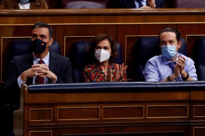 Pedro Sánchez, Carmen Calvo y Pablo Iglesias, en uno de los últimos plenos del Congreso.