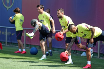 Leo Messi, Jordi Alba i Arturo Vidal, durant l’entrenament matinal a la Ciutat Esportiva.