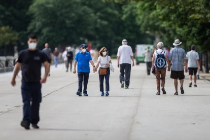 Diverses persones passejaven ahir pel parc d’El Retiro de Madrid protegits amb mascaretes.