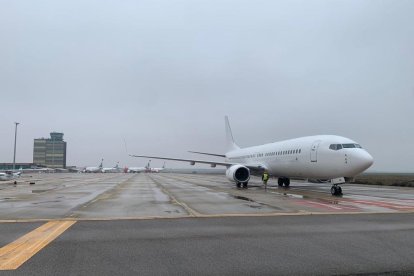 Un nuevo avión estacionó ayer en el aeropuerto de Alguaire.