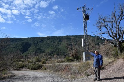 Una de las torres de la línea elécrica inacabada.