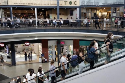 Decenas de personas se concentran en un centro comercial de Girona en su primer día abierto.