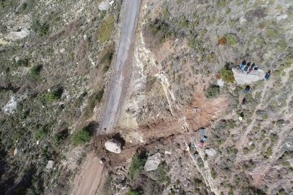 Imatge de la caiguda de la gran pedra que amenaçava de desprendre’s a l’accés a Hortoneda.