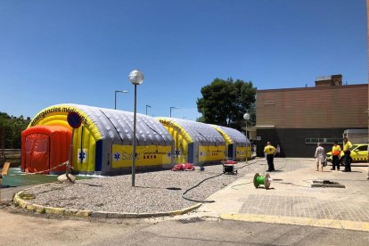 Montan un hospital de campaña en el exterior del Arnau de Vilanova de Lleida.